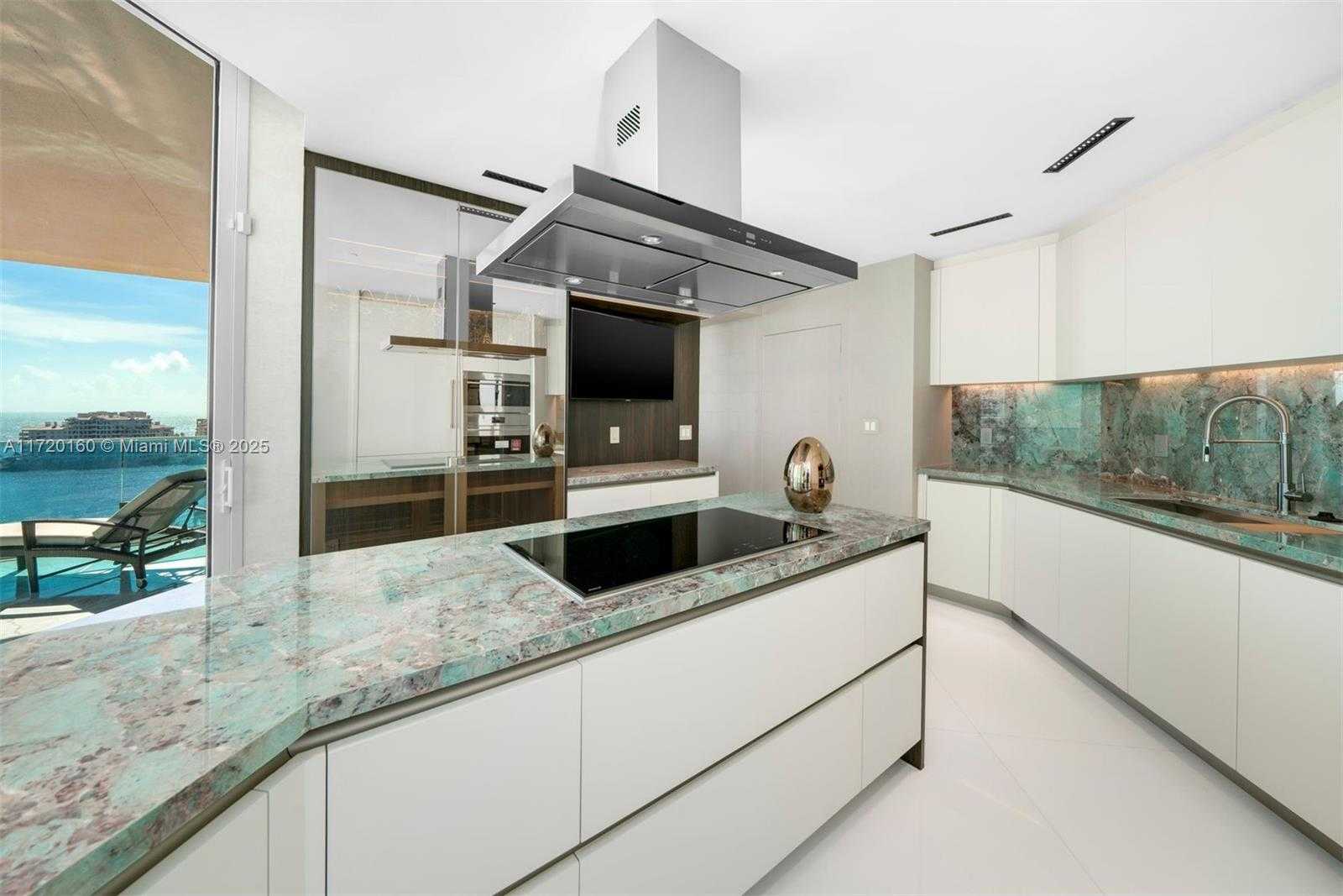 Small Image of 300 SOUTH POINTE DR #1501, Miami Beach Number 9
