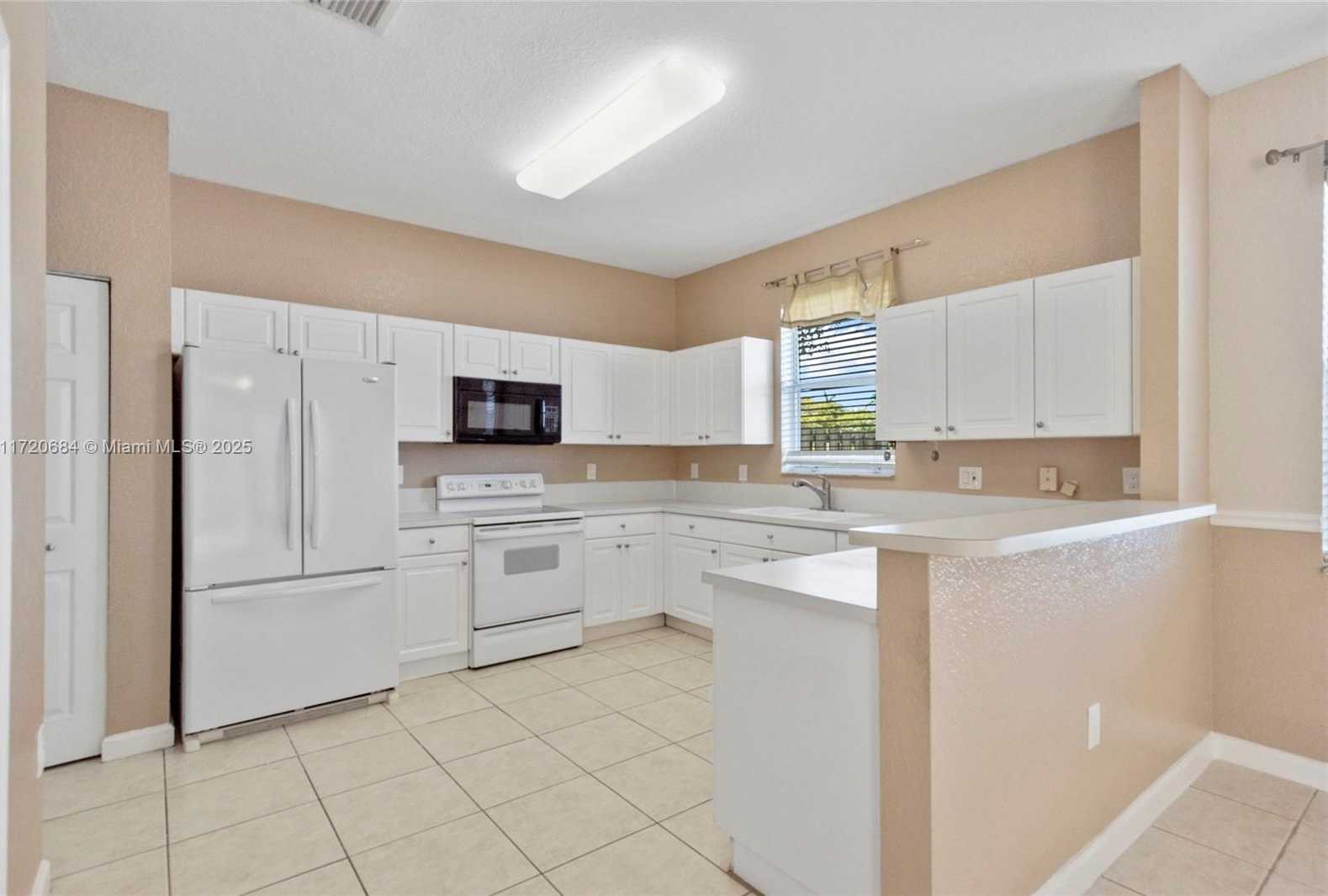 Small Image of 9236 SOUTH WEST 215TH TER, Cutler Bay Number 5
