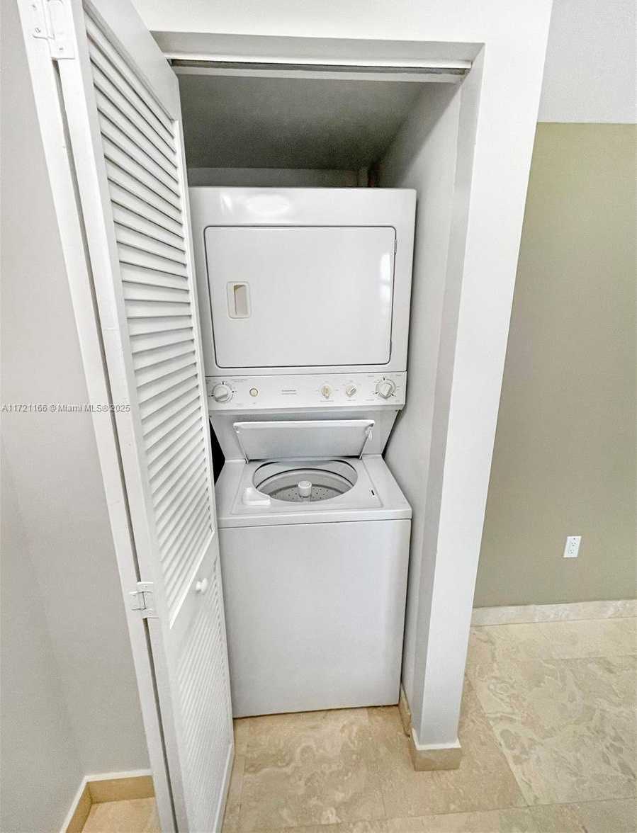 Small Image of 41 SOUTH EAST 5TH ST #916, Miami Number 13