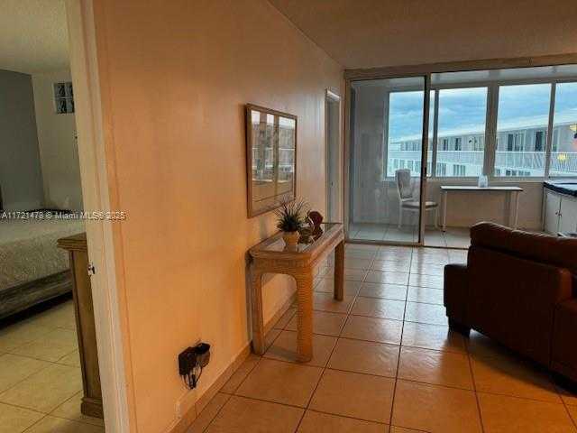 Small Image of 5401 COLLINS AVE #430, Miami Beach Number 18