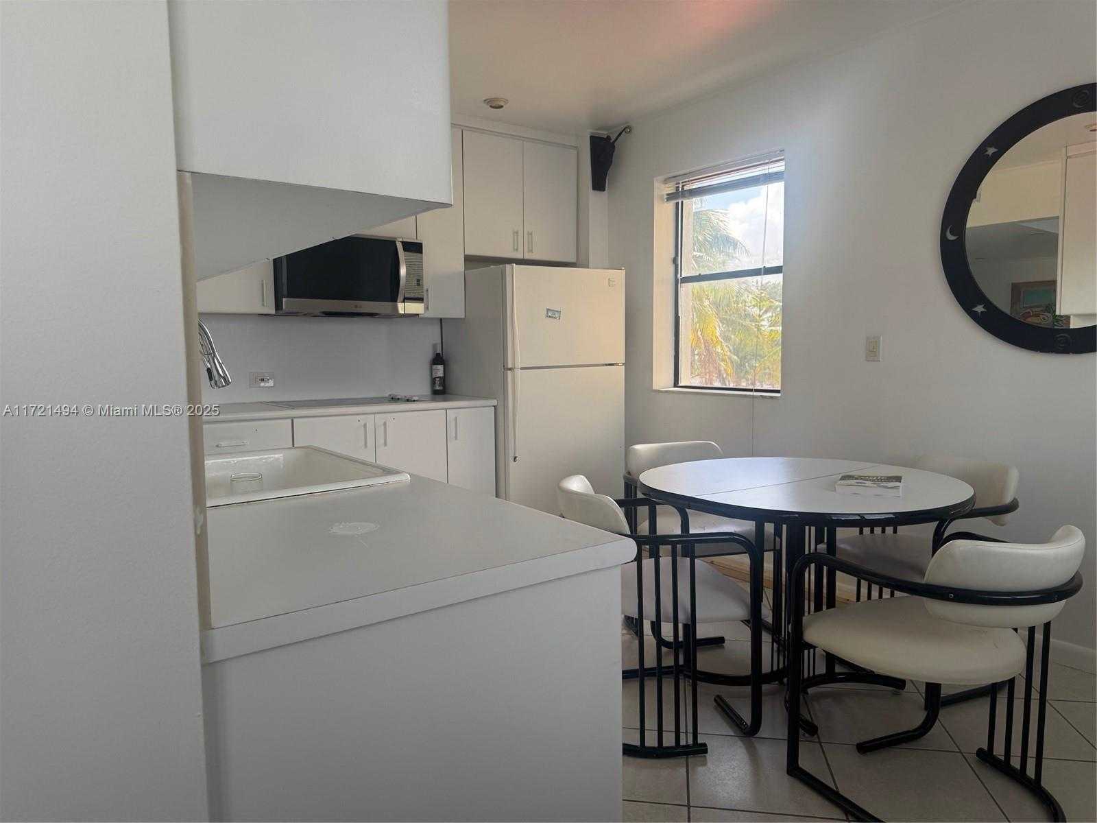 Small Image of 1390 OCEAN DR #306, Miami Beach Number 4