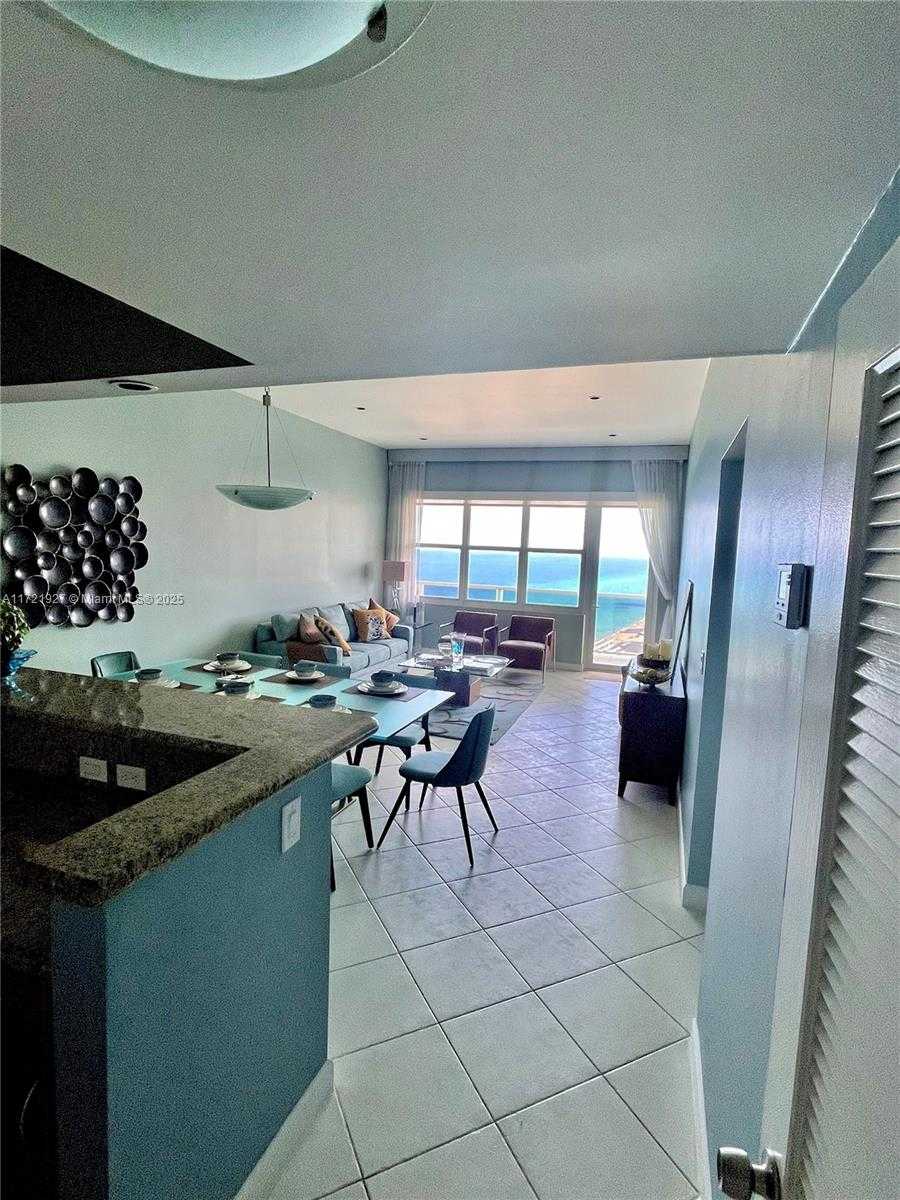 Small Image of 3725 SOUTH OCEAN DR #PH04, Hollywood Number 2