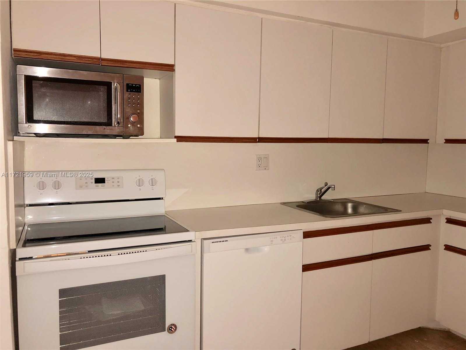 Small Image of 3600 MYSTIC POINTE DR #1717, Aventura Number 5