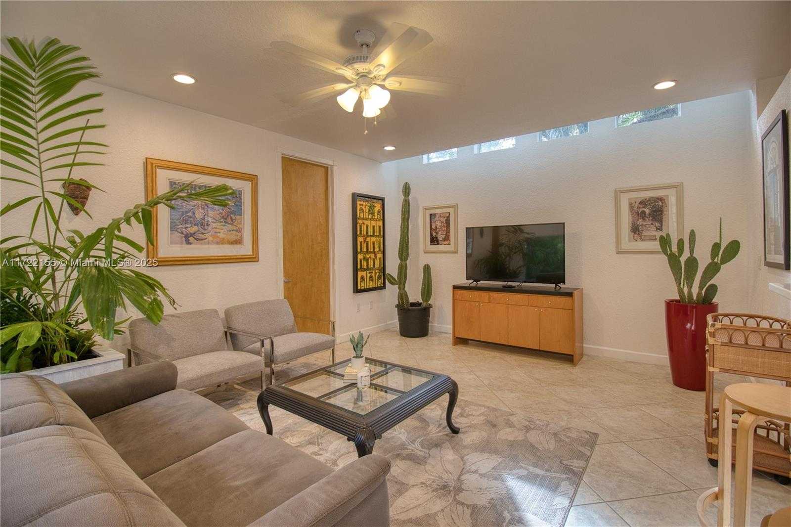 Small Image of 2200 LINCOLN AVE, Miami Number 10