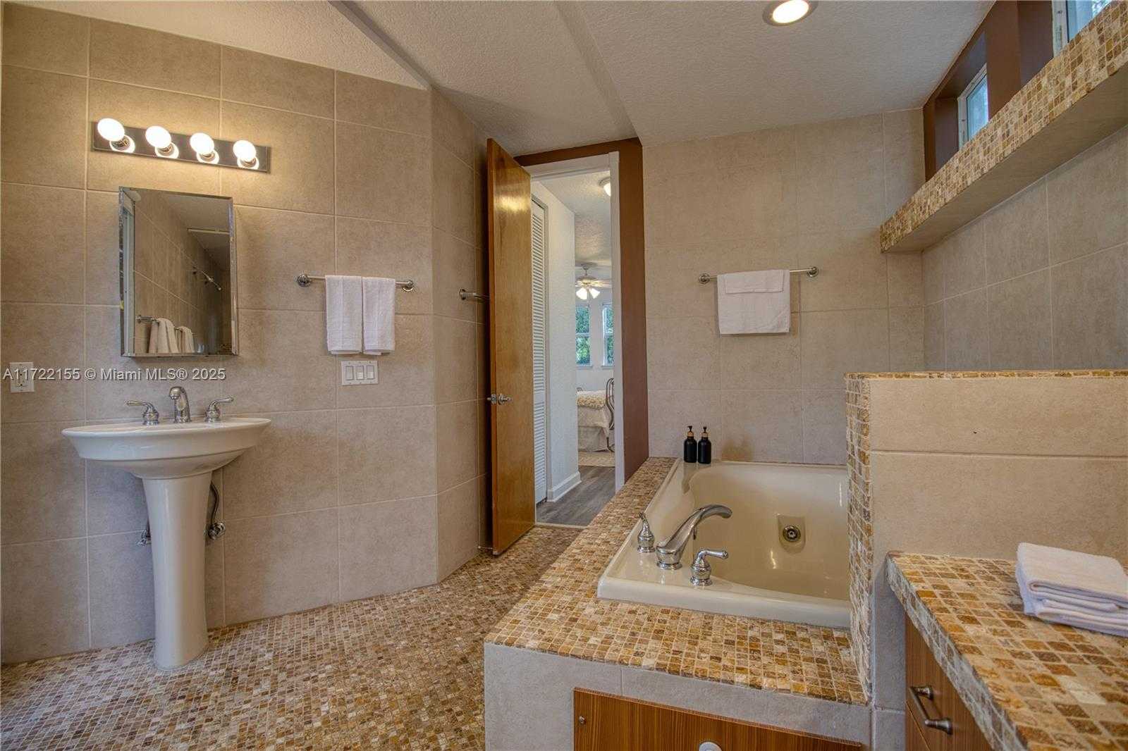 Small Image of 2200 LINCOLN AVE, Miami Number 16