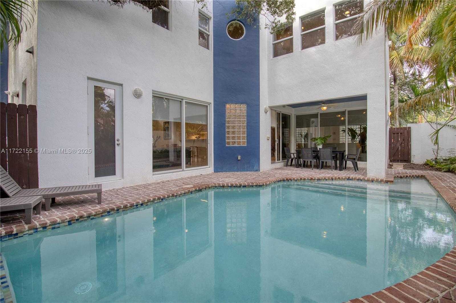 Small Image of 2200 LINCOLN AVE, Miami Number 3