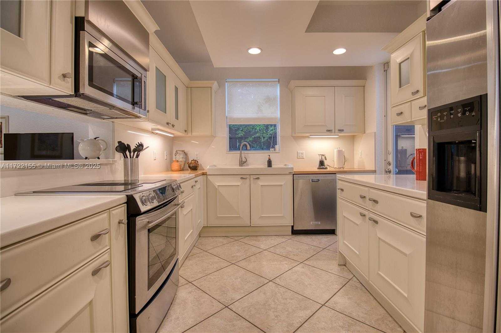 Small Image of 2200 LINCOLN AVE, Miami Number 8