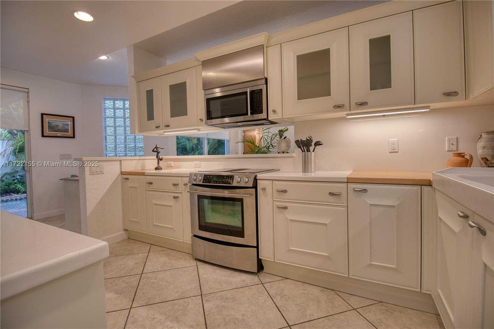 Small Image of 2200 LINCOLN AVE, Miami Number 9