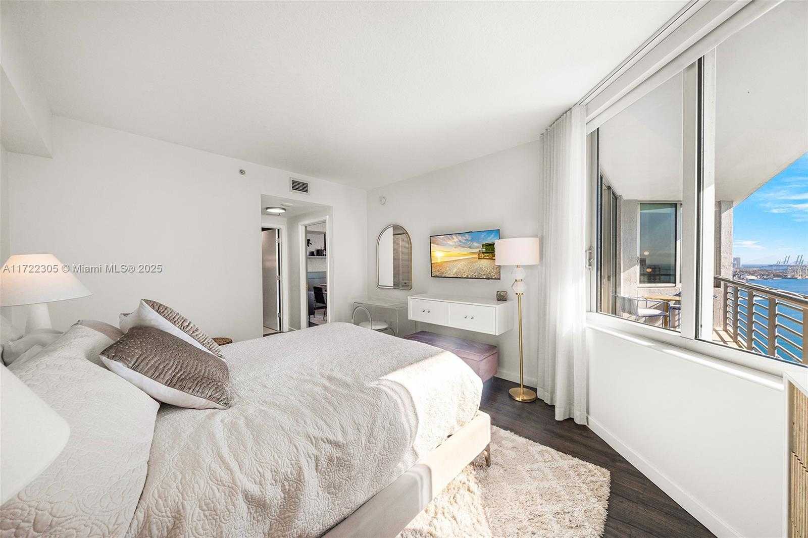 Small Image of 325 SOUTH BISCAYNE BLVD #2919, Miami Number 11