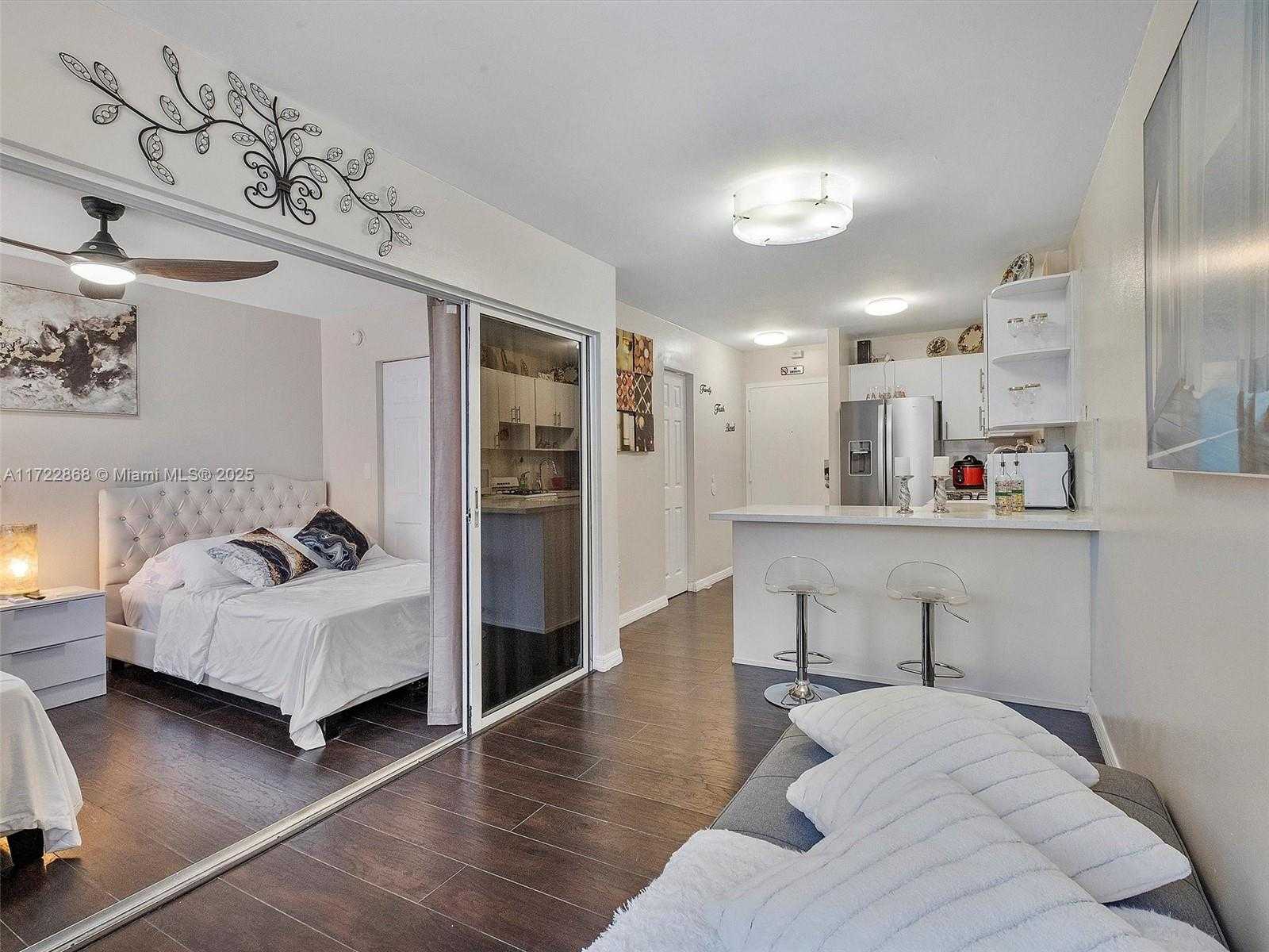 Small Image of 710 WASHINGTON AVE #315 (available July 31), Miami Beach Number 10