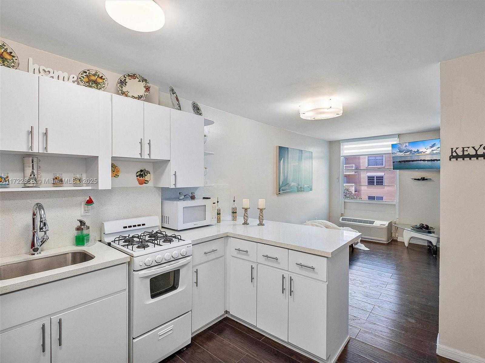 Small Image of 710 WASHINGTON AVE #315 (available July 31), Miami Beach Number 12