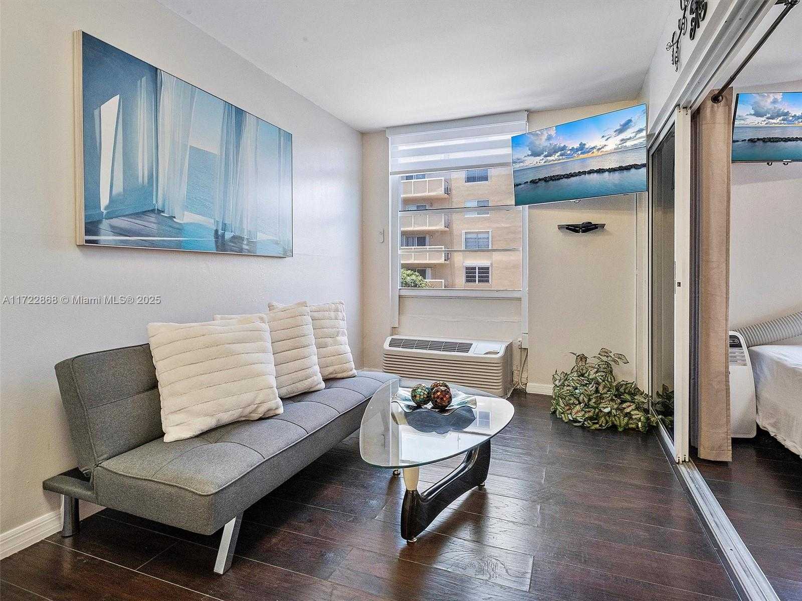Small Image of 710 WASHINGTON AVE #315 (available July 31), Miami Beach Number 16