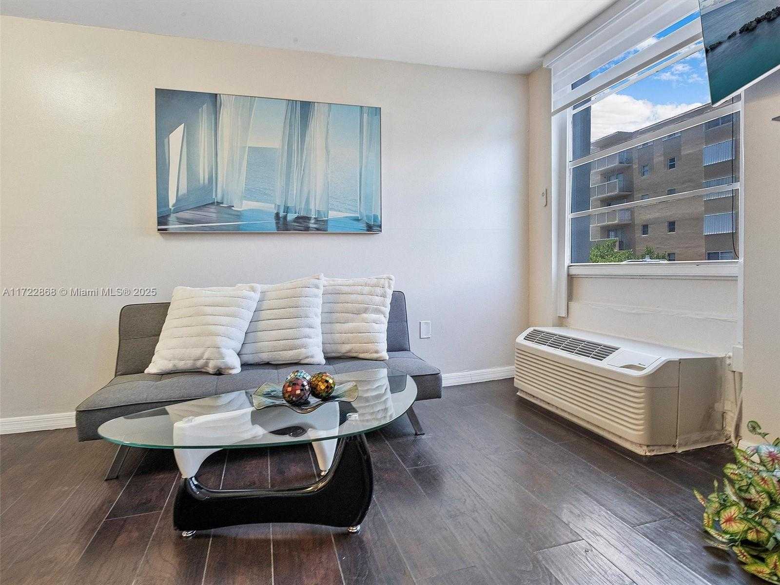 Small Image of 710 WASHINGTON AVE #315 (available July 31), Miami Beach Number 17
