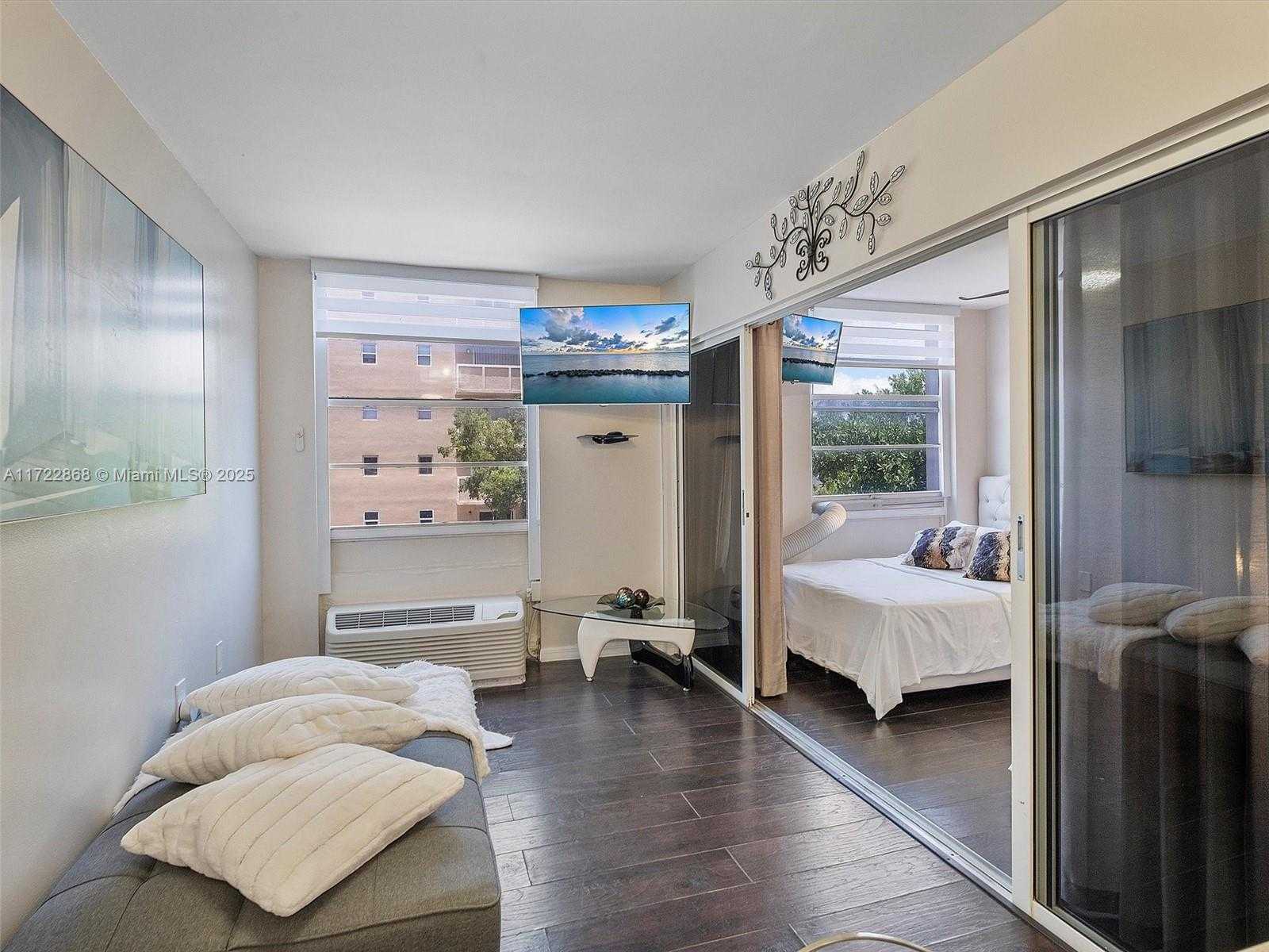 Small Image of 710 WASHINGTON AVE #315 (available July 31), Miami Beach Number 4