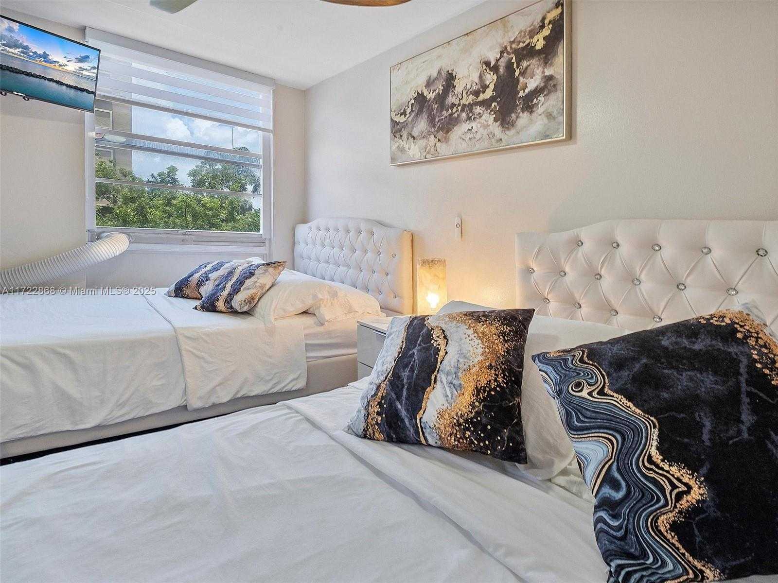 Small Image of 710 WASHINGTON AVE #315 (available July 31), Miami Beach Number 7