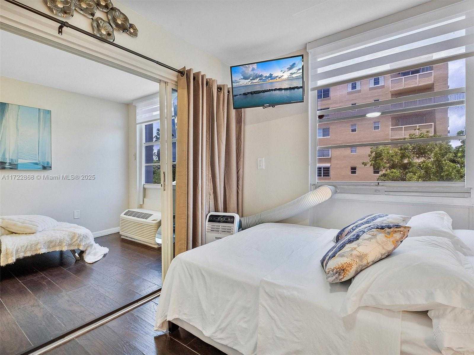 Small Image of 710 WASHINGTON AVE #315 (available July 31), Miami Beach Number 8
