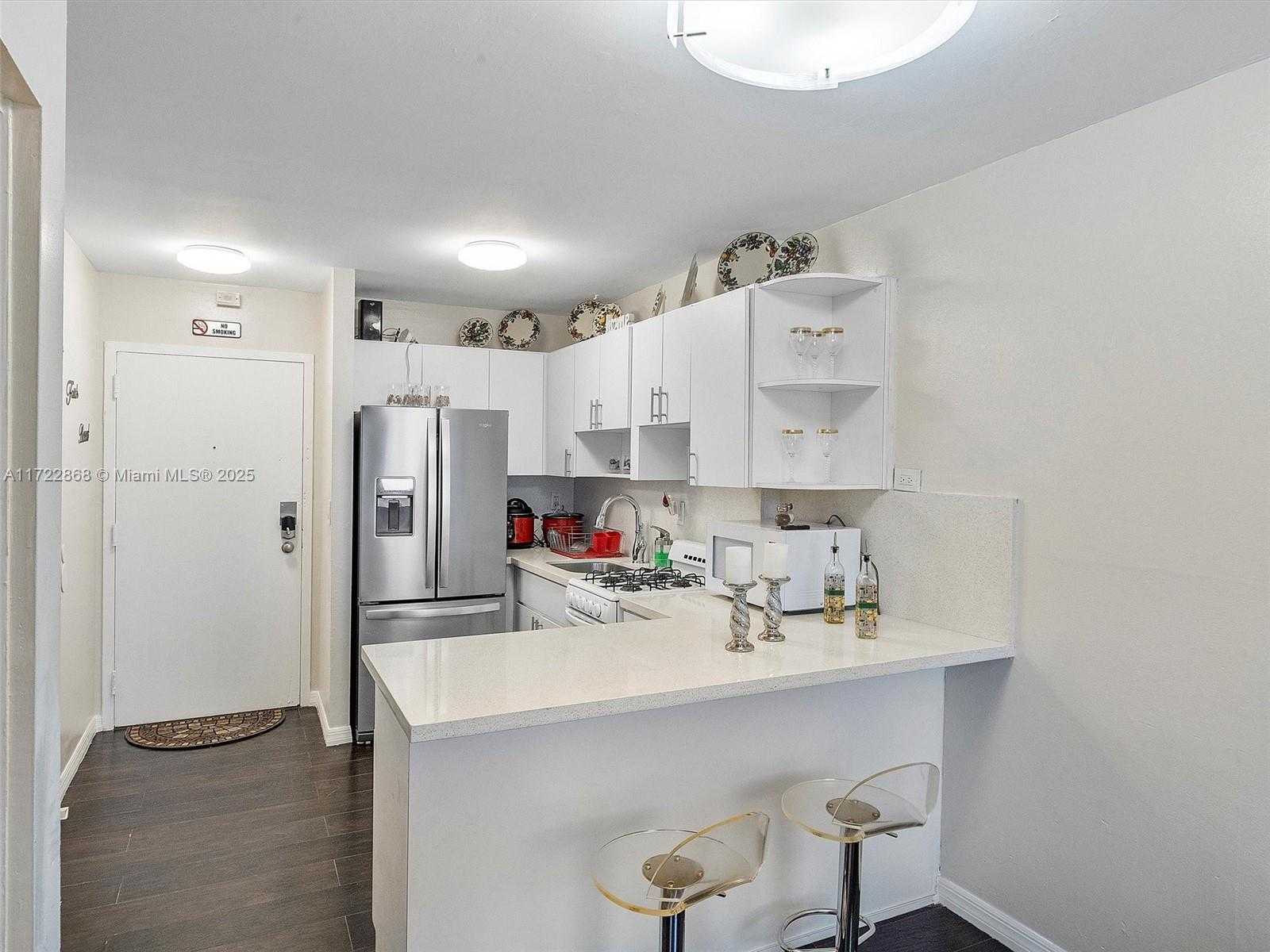 Small Image of 710 WASHINGTON AVE #315 (available July 31), Miami Beach Number 9