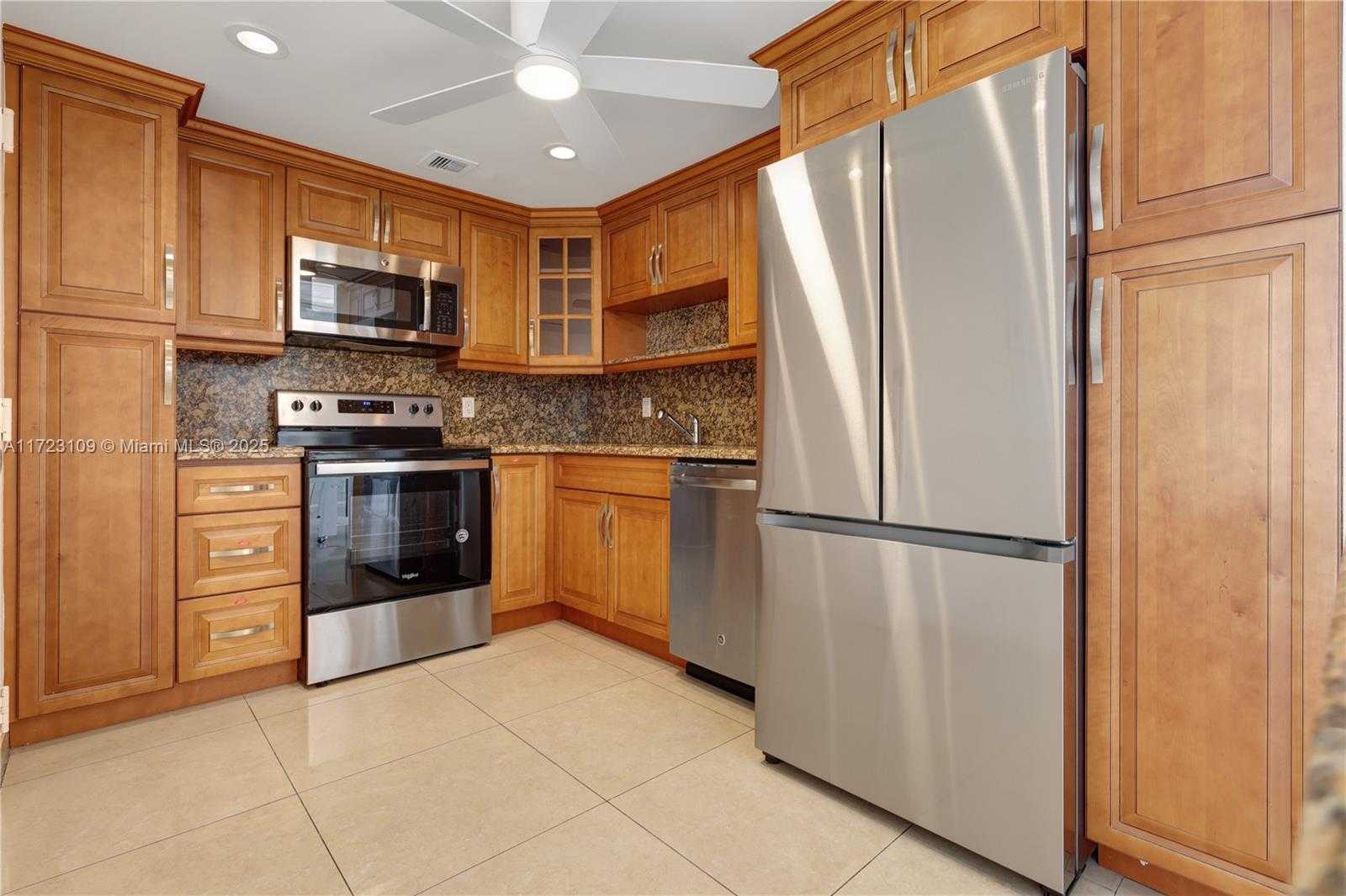 Small Image of 4101 PINE TREE DR #1823, Miami Beach Number 10