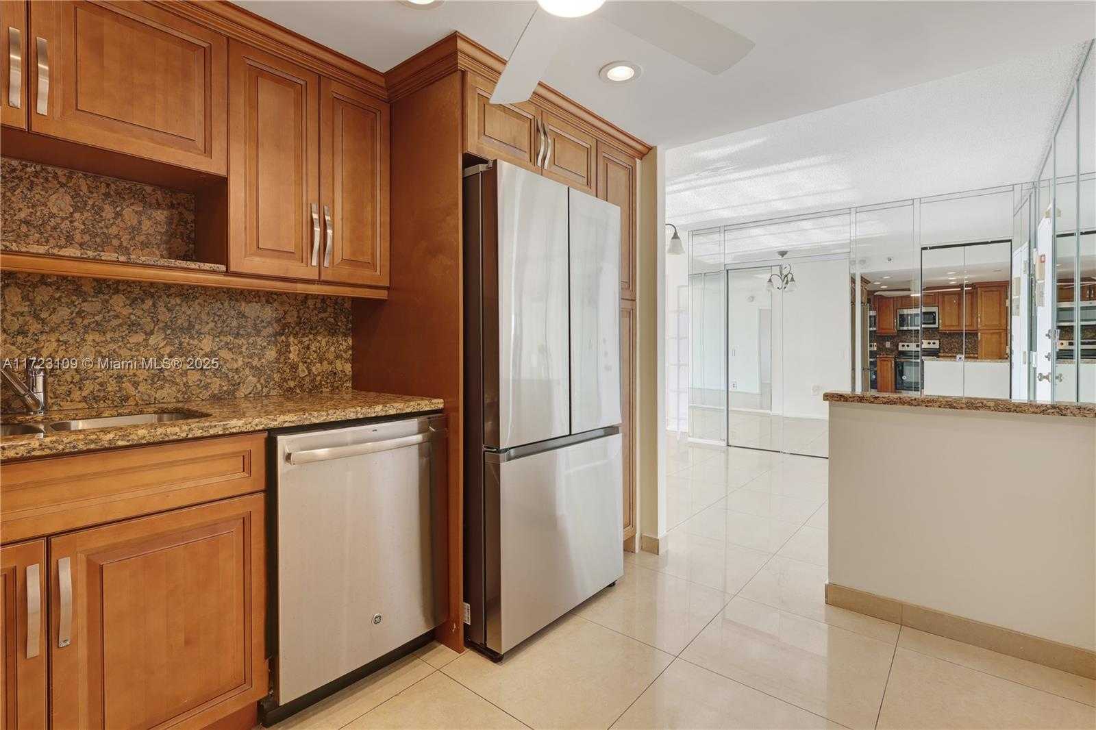 Small Image of 4101 PINE TREE DR #1823, Miami Beach Number 11
