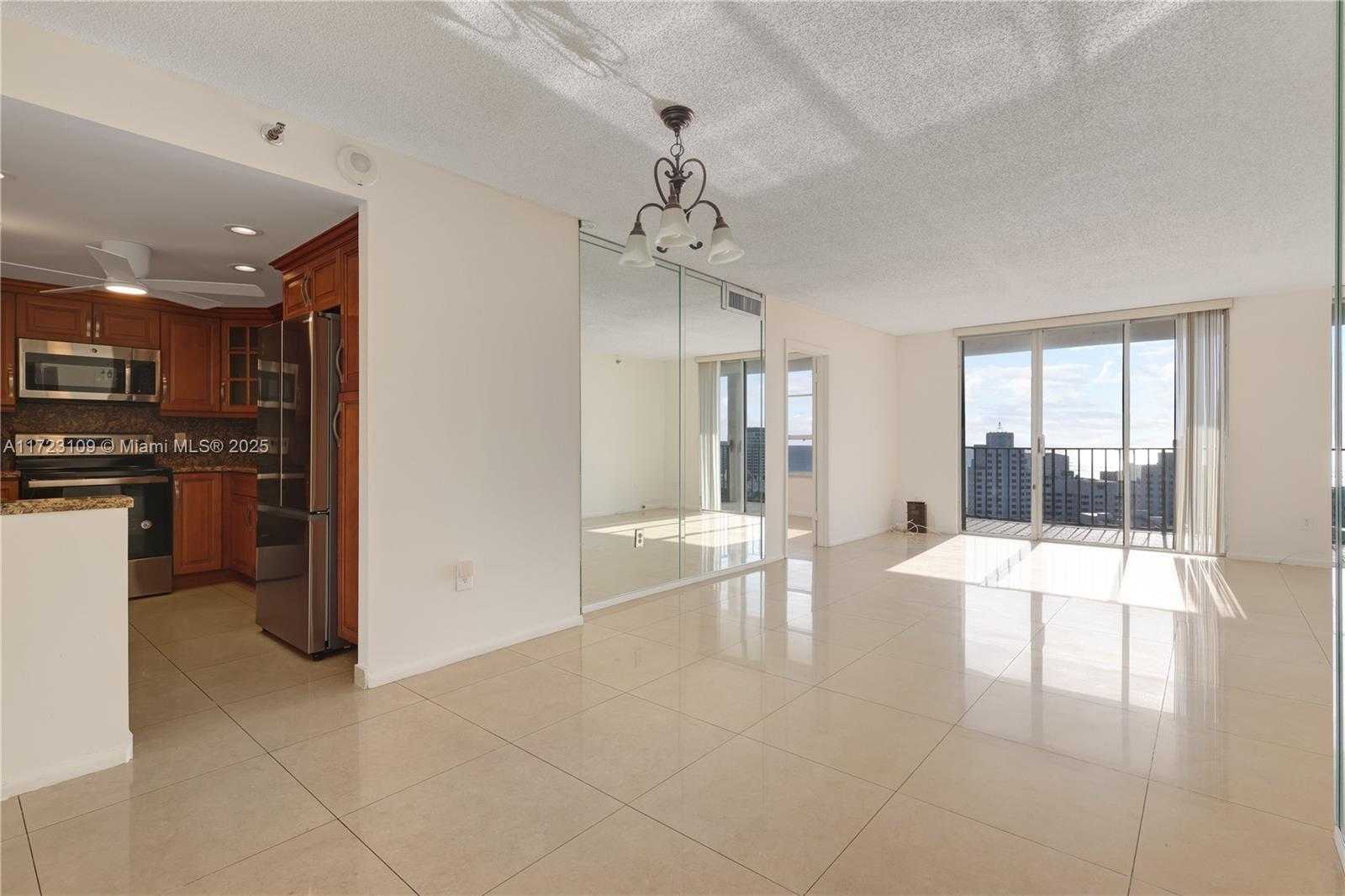 Small Image of 4101 PINE TREE DR #1823, Miami Beach Number 12