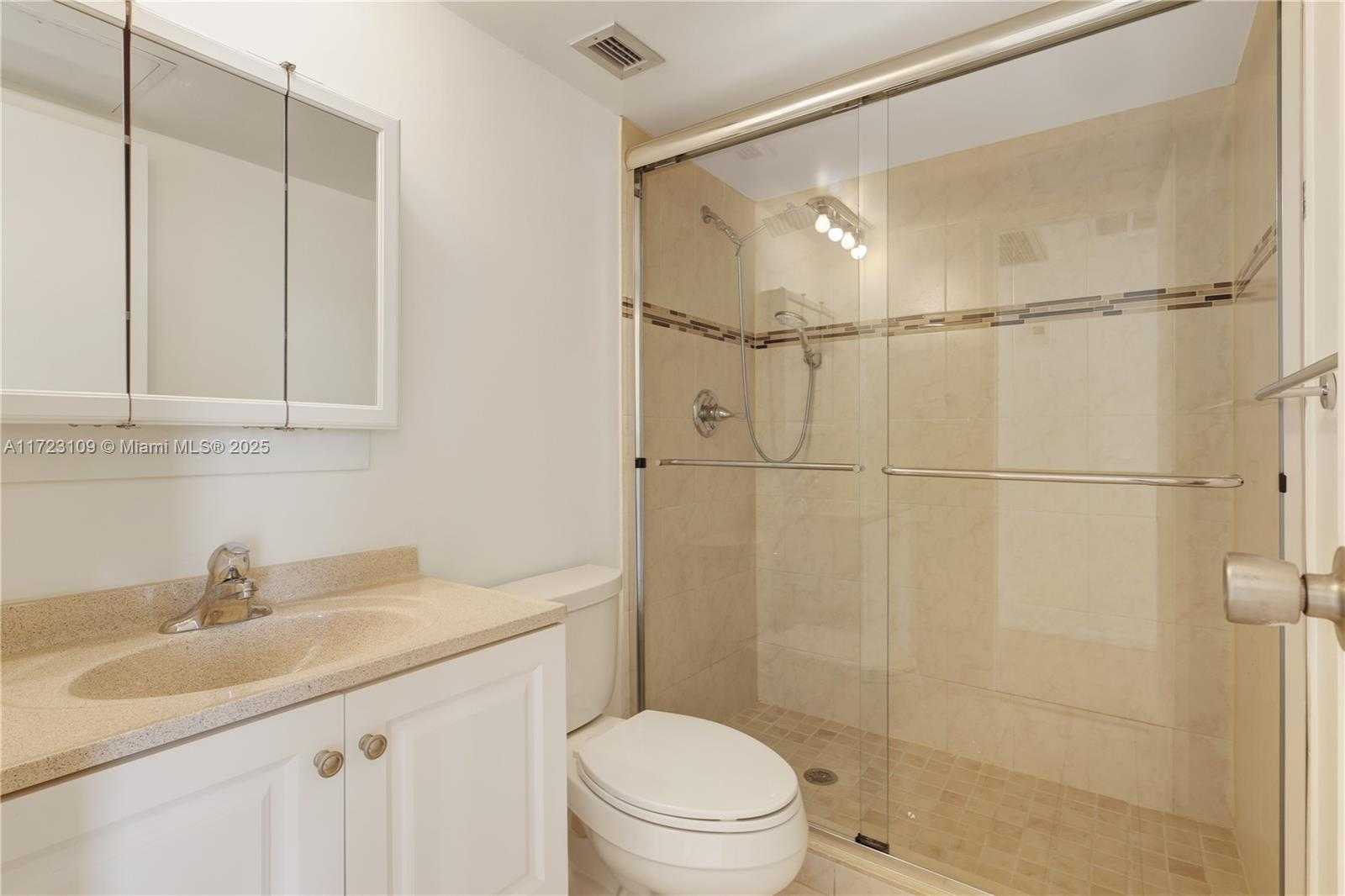 Small Image of 4101 PINE TREE DR #1823, Miami Beach Number 18