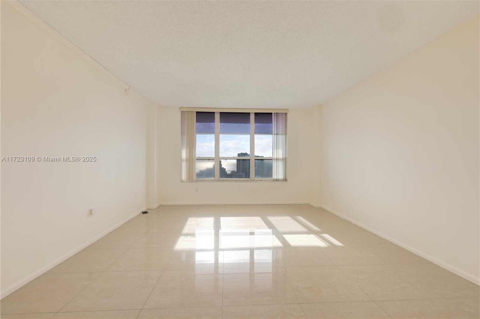 Small Image of 4101 PINE TREE DR #1823, Miami Beach Number 20