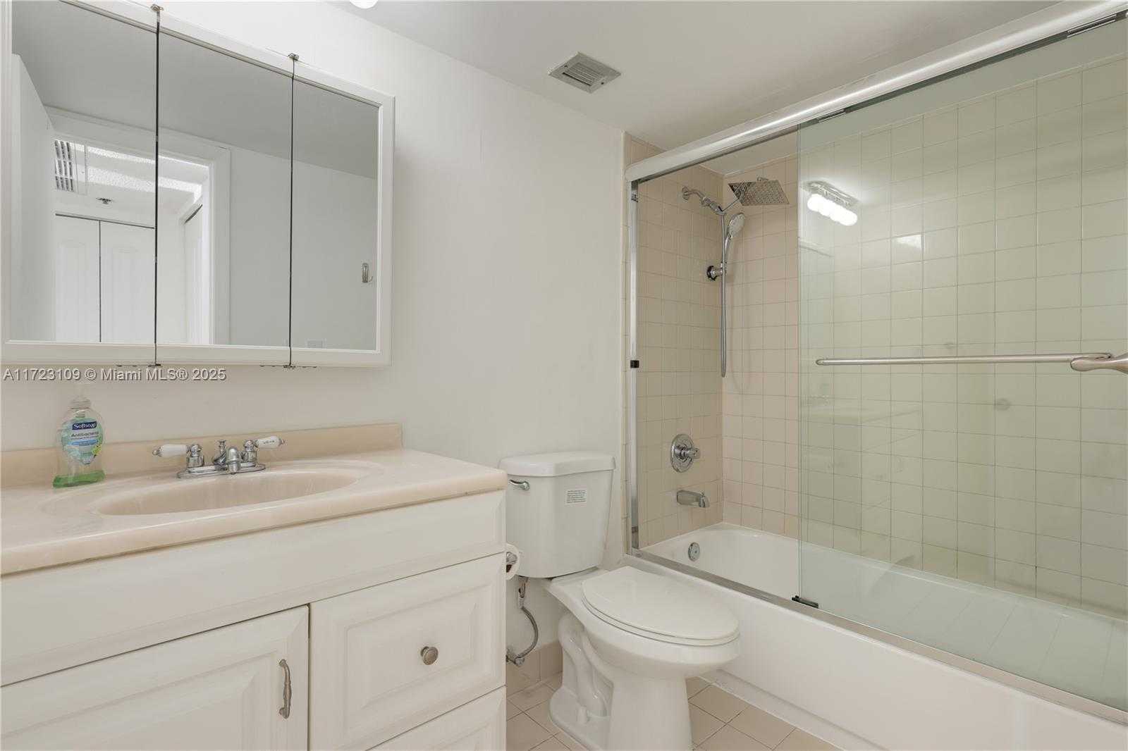 Small Image of 4101 PINE TREE DR #1823, Miami Beach Number 21