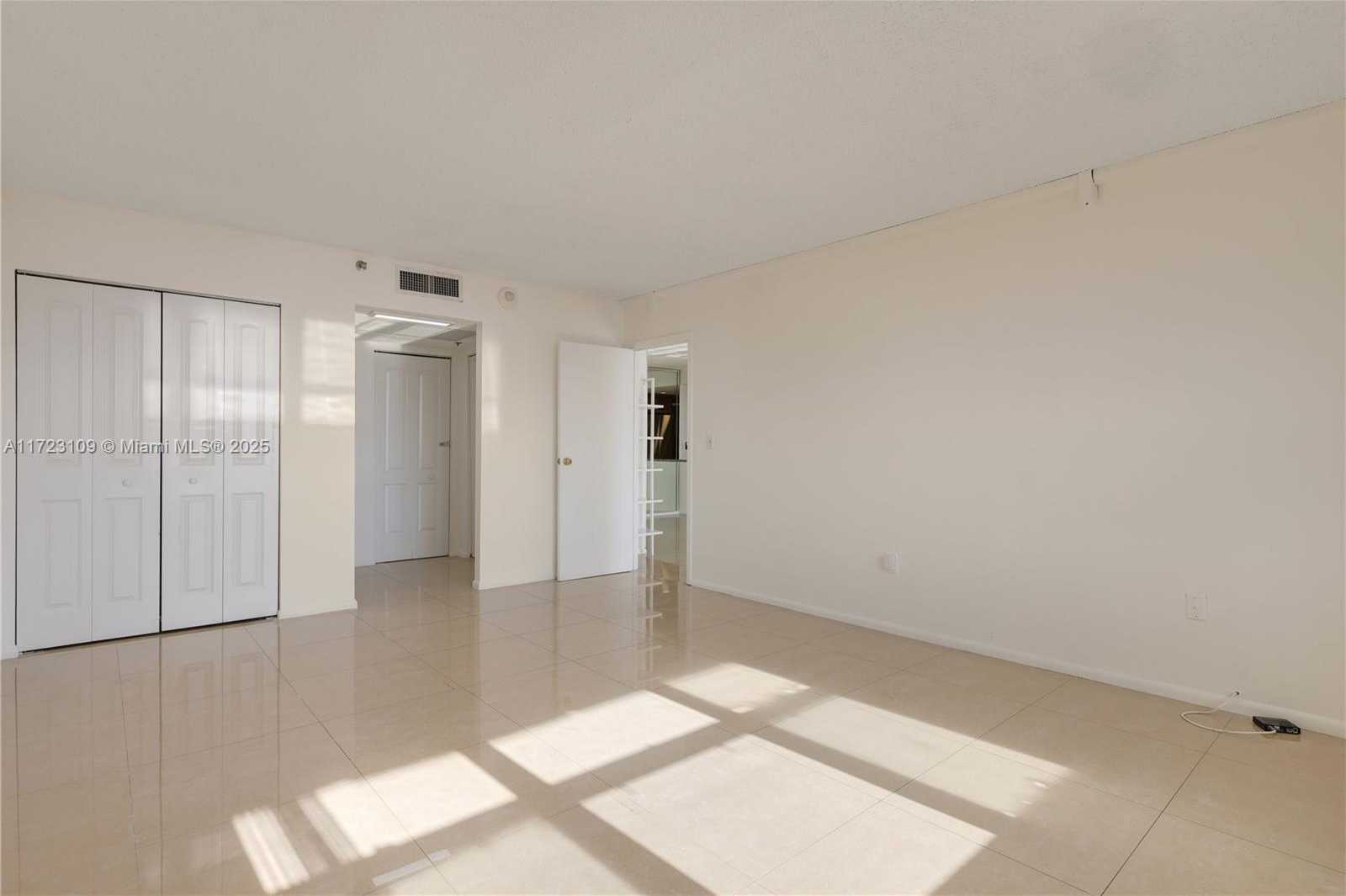 Small Image of 4101 PINE TREE DR #1823, Miami Beach Number 22