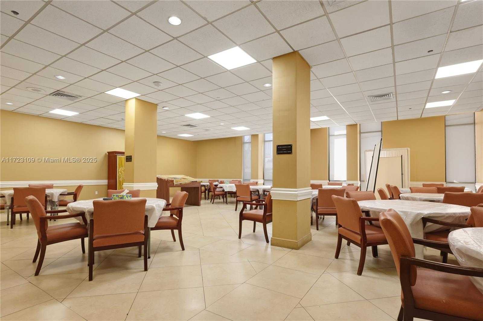 Small Image of 4101 PINE TREE DR #1823, Miami Beach Number 26