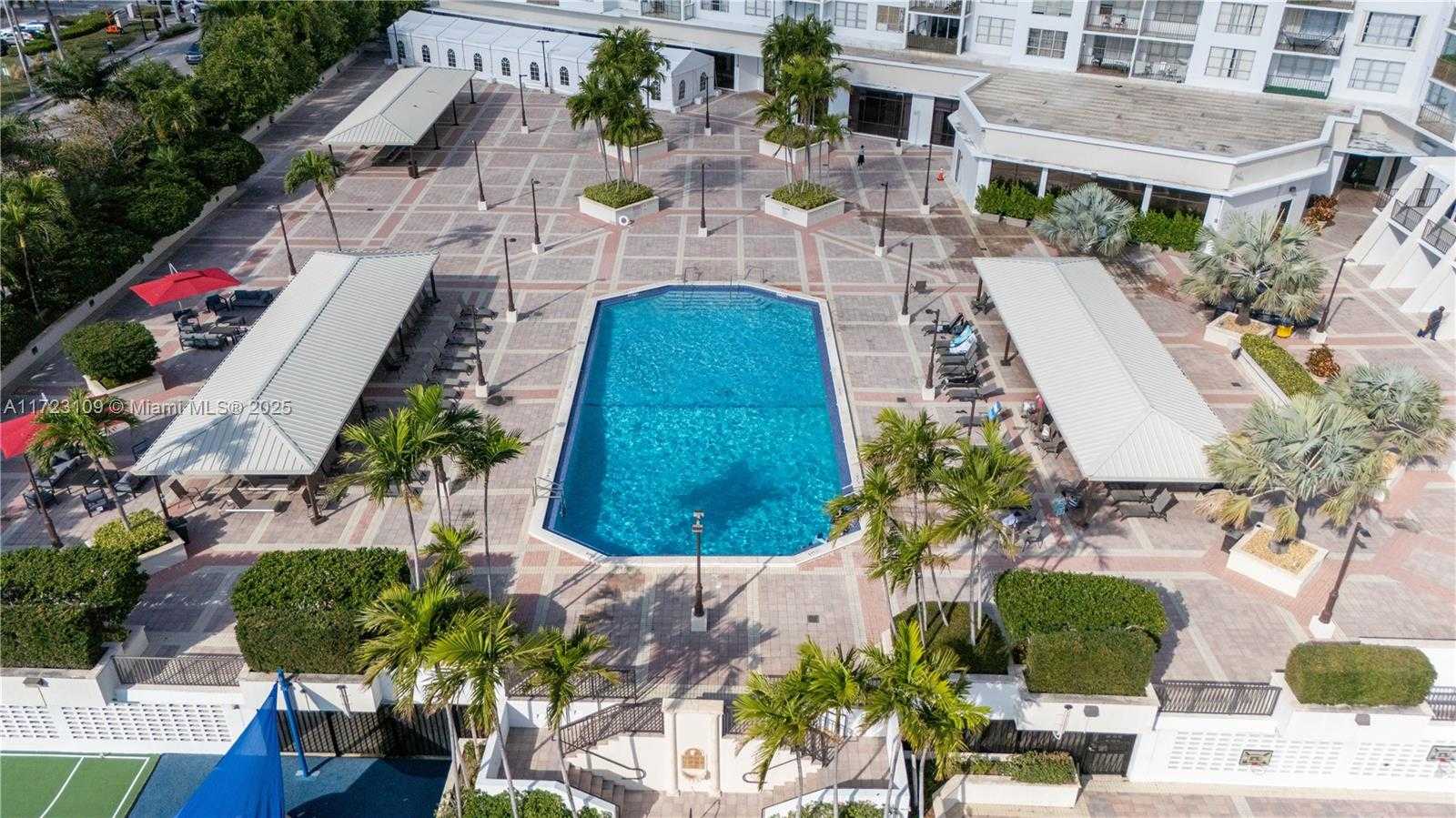 Small Image of 4101 PINE TREE DR #1823, Miami Beach Number 36