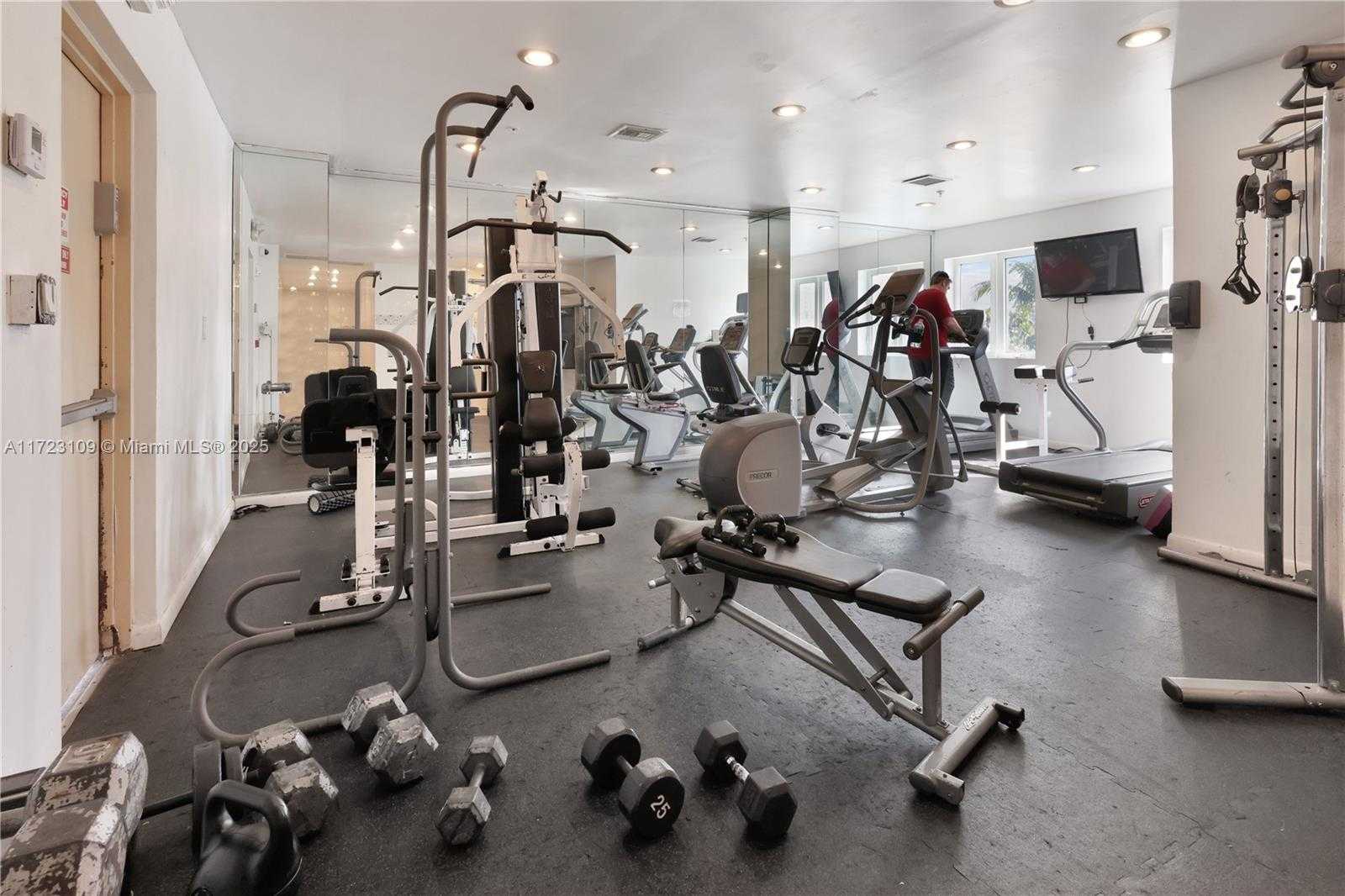 Small Image of 4101 PINE TREE DR #1823, Miami Beach Number 38
