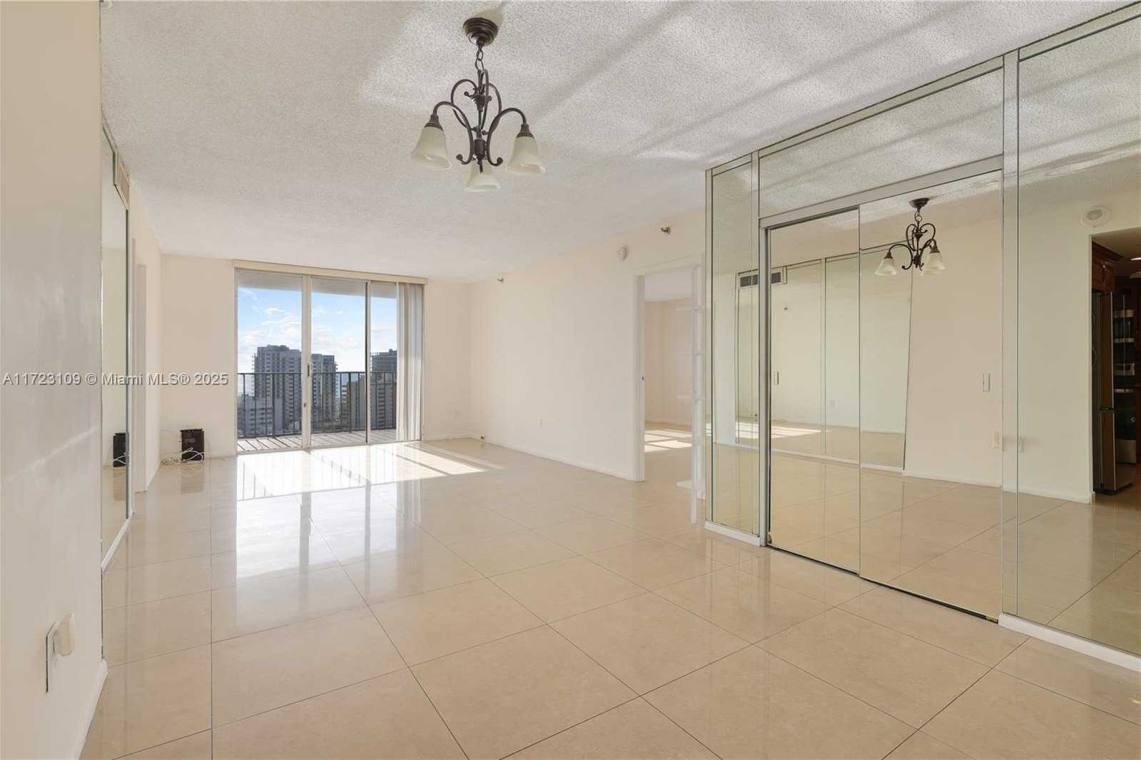 Small Image of 4101 PINE TREE DR #1823, Miami Beach Number 8