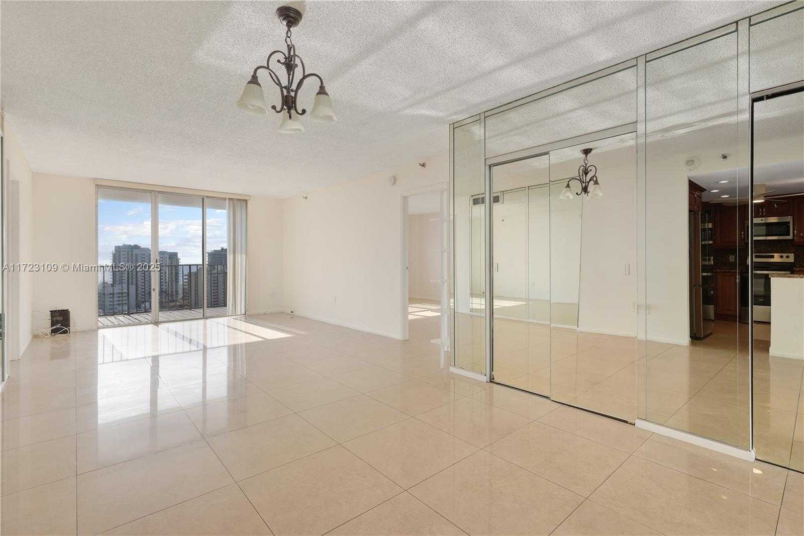 Small Image of 4101 PINE TREE DR #1823, Miami Beach Number 9
