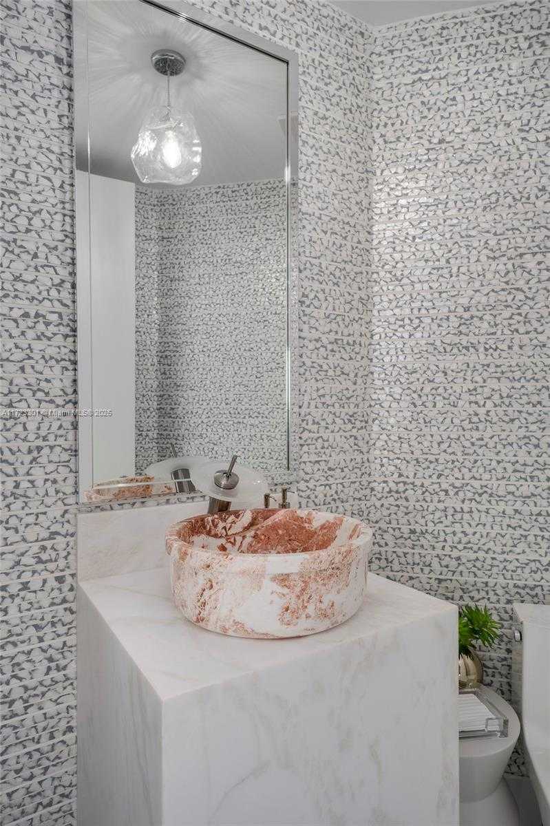 Small Image of 5959 COLLINS AVE #807, Miami Beach Number 9