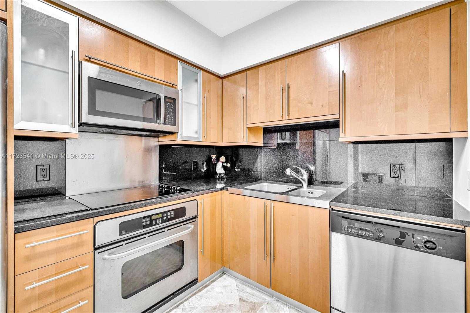 Small Image of 6365 COLLINS AVE #2510, Miami Beach Number 15