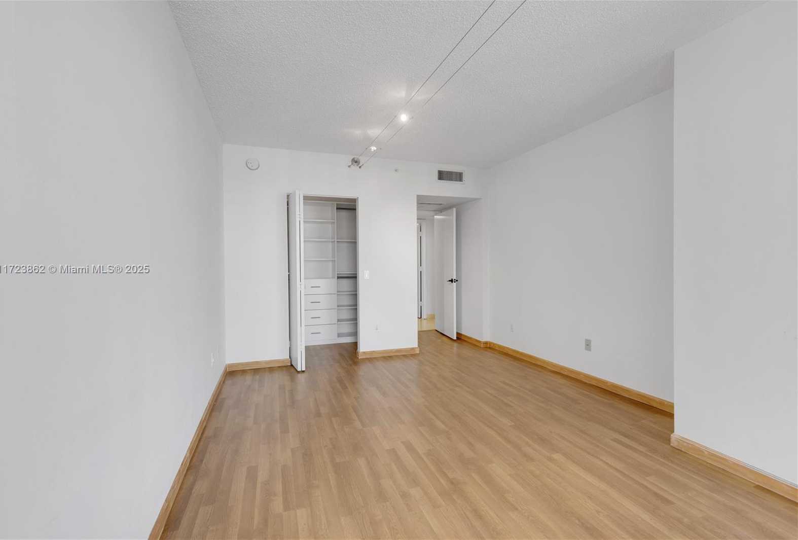 Small Image of 21055 YACHT CLUB DR #2104, Aventura Number 19