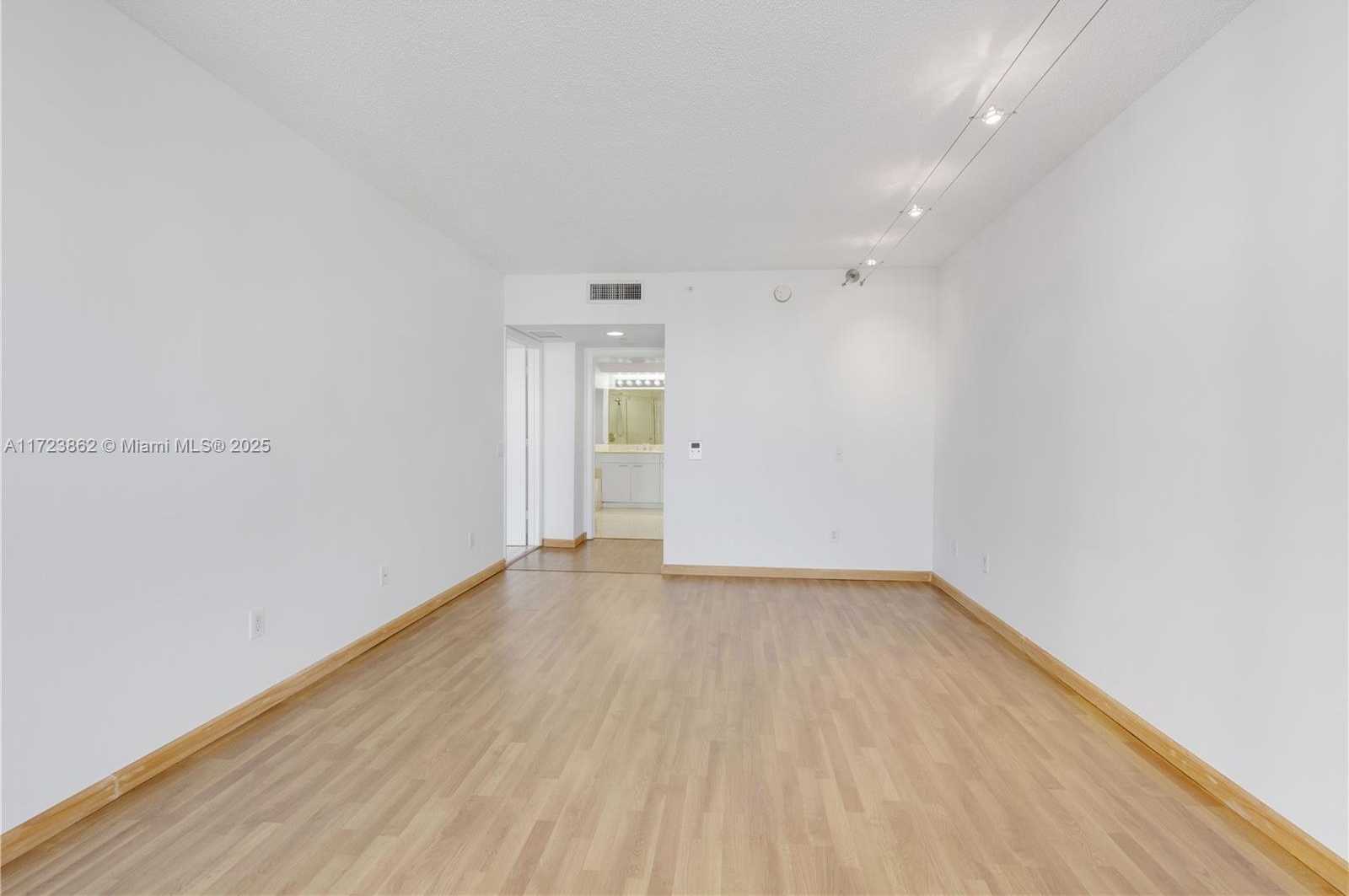 Small Image of 21055 YACHT CLUB DR #2104, Aventura Number 23