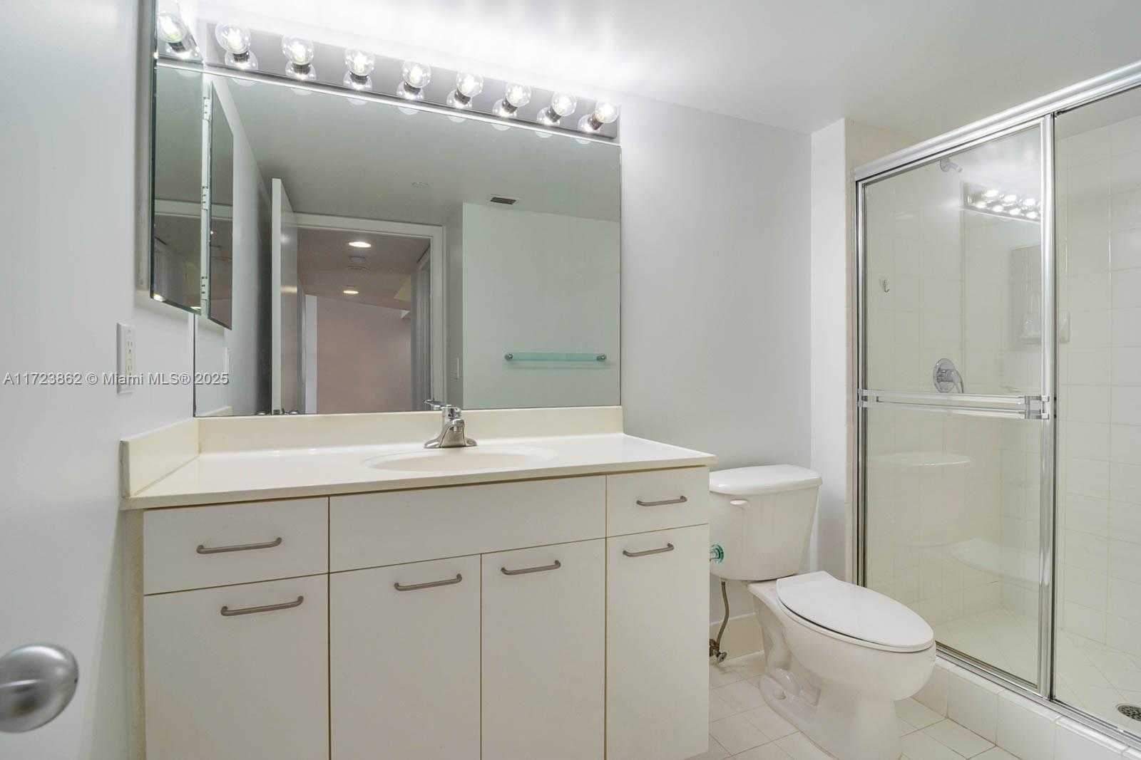 Small Image of 21055 YACHT CLUB DR #2104, Aventura Number 24