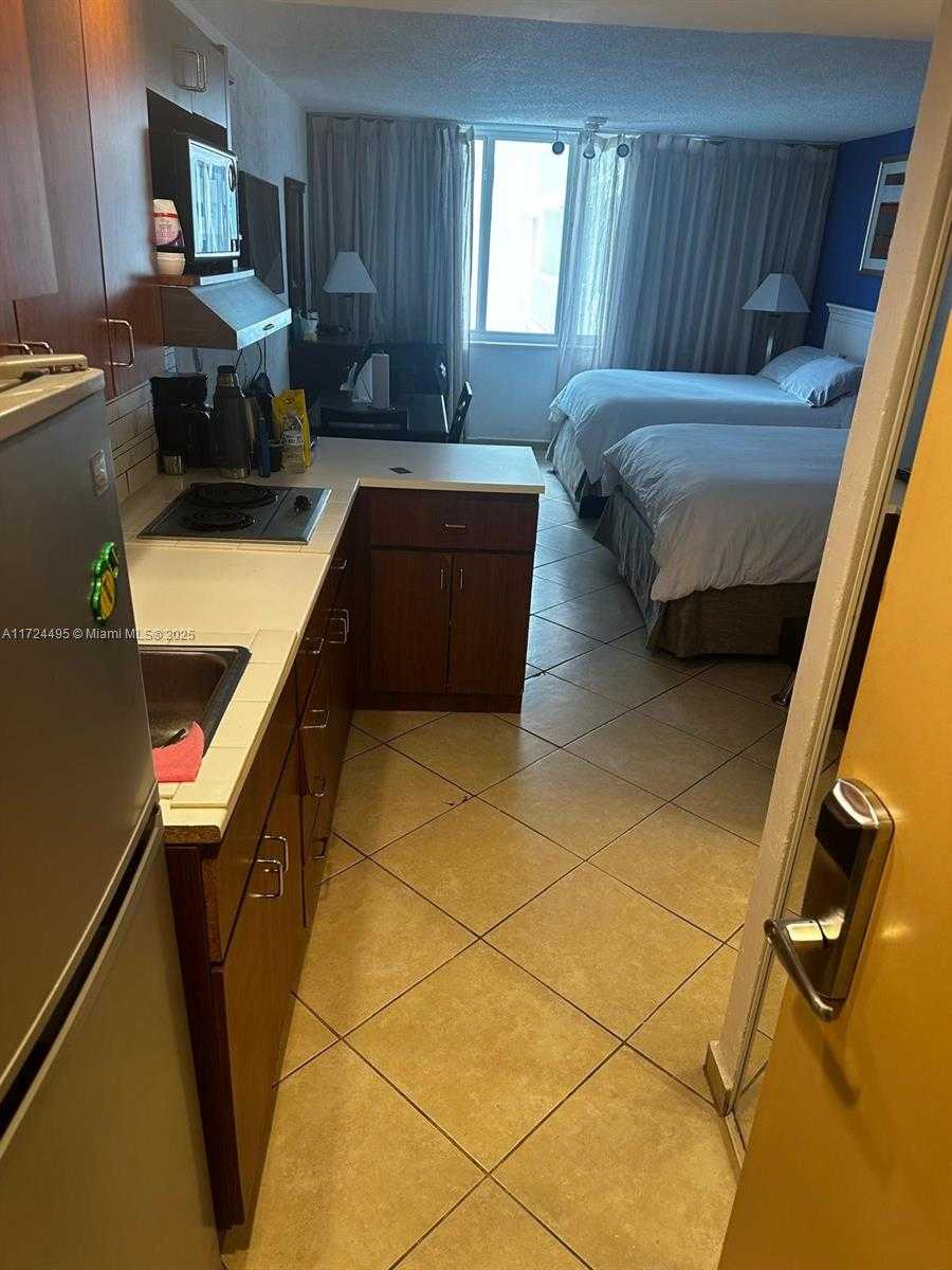 Small Image of 19201 Collins Ave, Sunny Isles Beach, FL 33160, USA Number 2