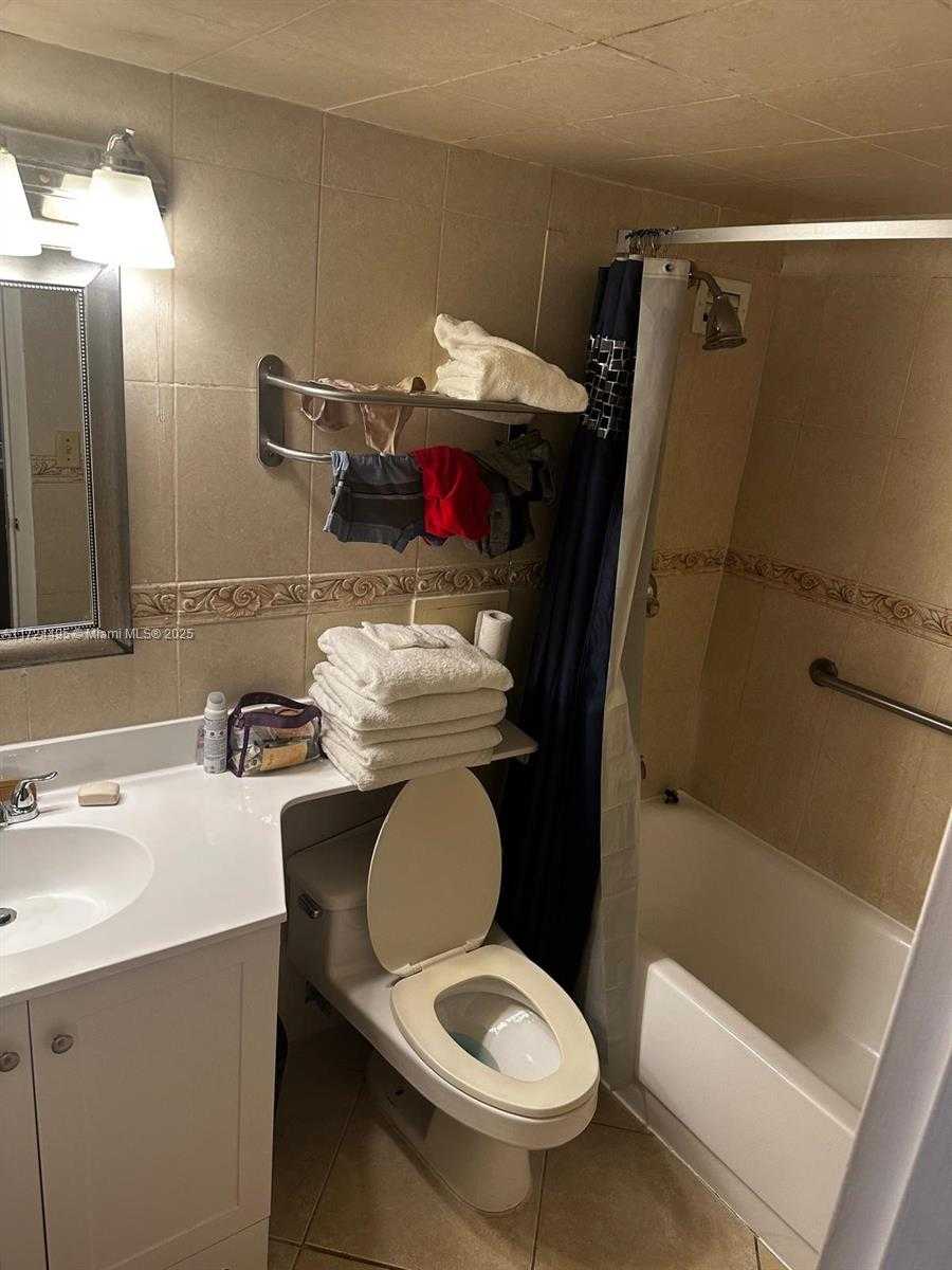 Small Image of 19201 Collins Ave, Sunny Isles Beach, FL 33160, USA Number 3