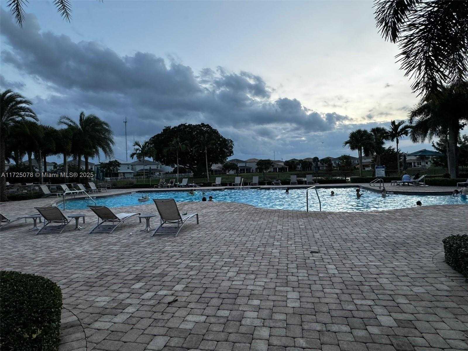 Small Image of 950 HILLCREST DR #411, Hollywood Number 14