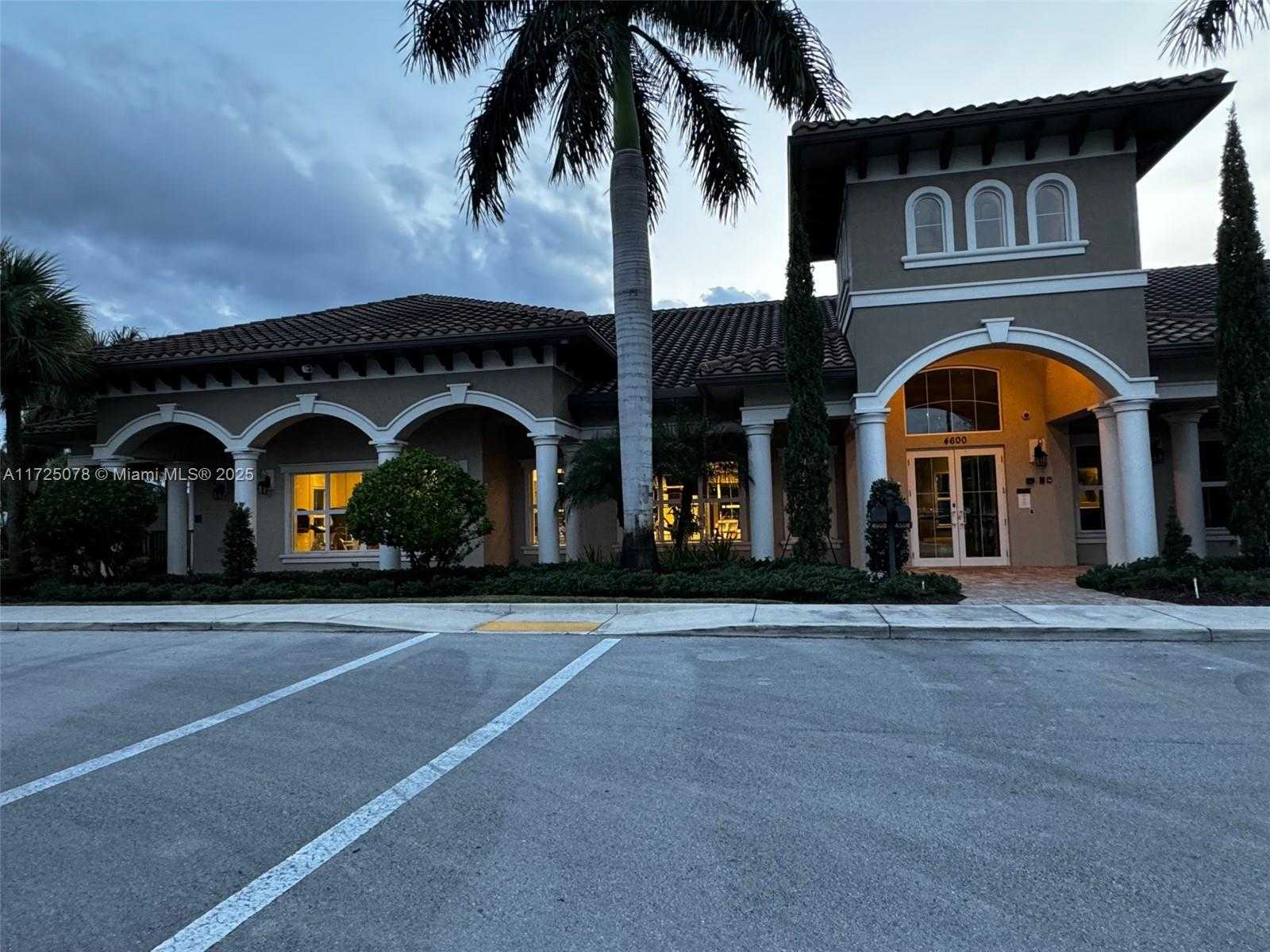 Small Image of 950 HILLCREST DR #411, Hollywood Number 18