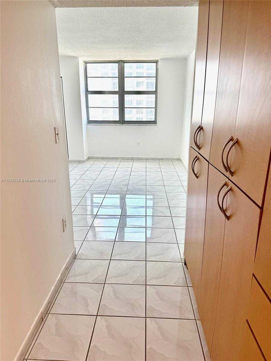 Small Image of 5701 COLLINS AVE #1011, Miami Beach Number 20