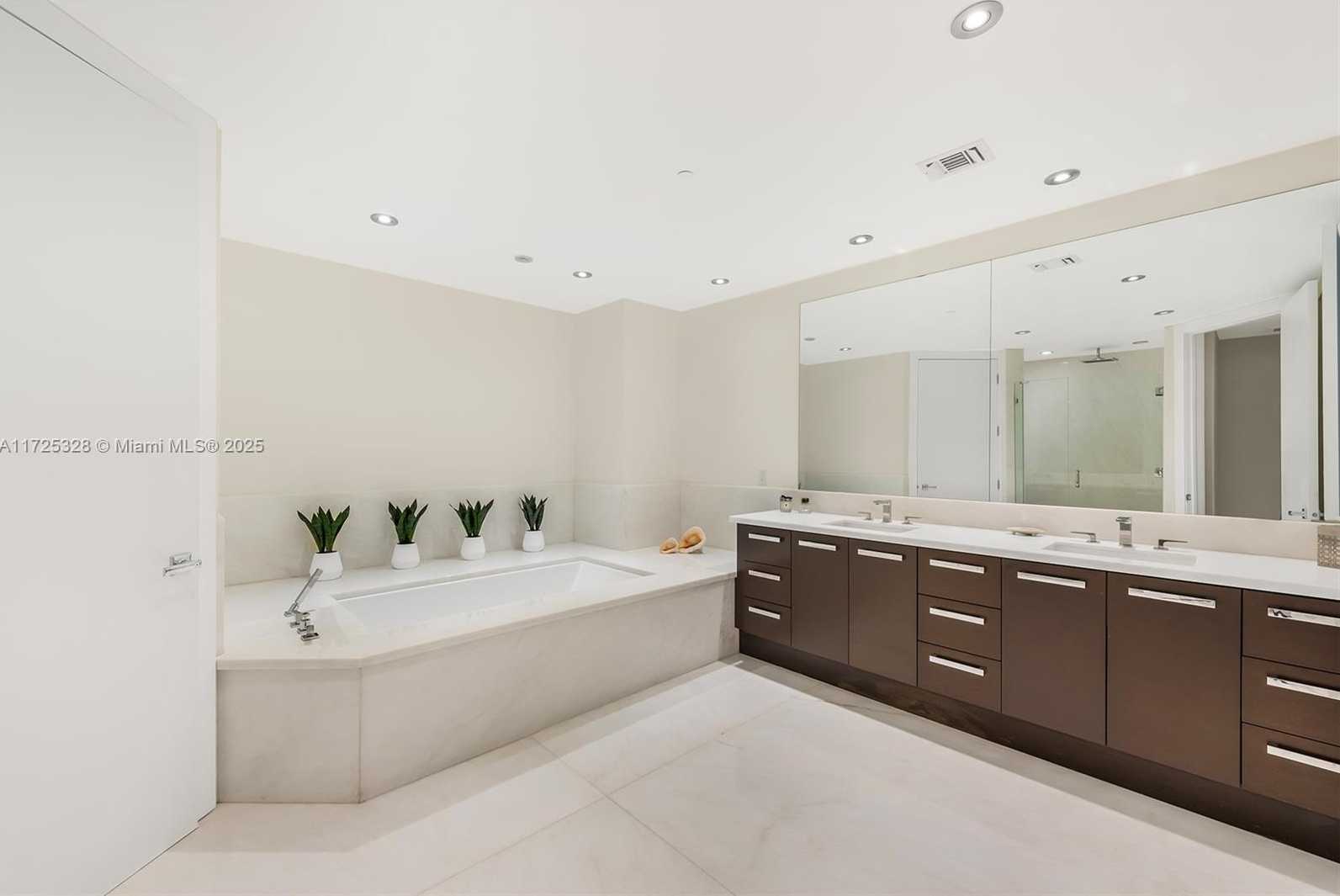 Small Image of 5959 COLLINS AVE #606, Miami Beach Number 12