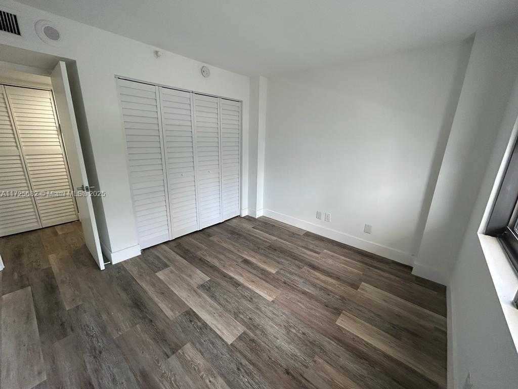 Small Image of 4301 COLLINS AVE #208, Miami Beach Number 12