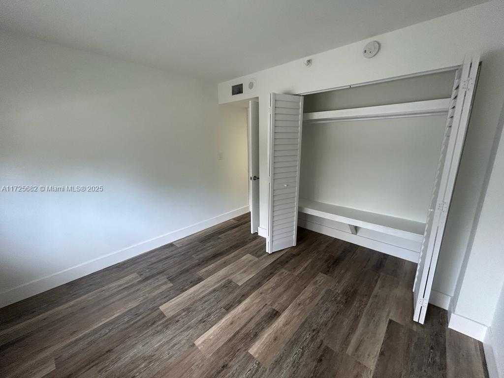 Small Image of 4301 COLLINS AVE #208, Miami Beach Number 14