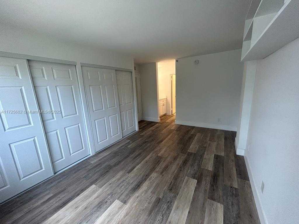 Small Image of 4301 COLLINS AVE #208, Miami Beach Number 15