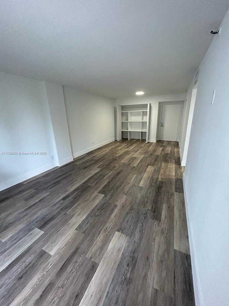 Small Image of 4301 COLLINS AVE #208, Miami Beach Number 2