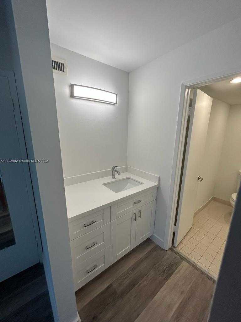 Small Image of 4301 COLLINS AVE #208, Miami Beach Number 22
