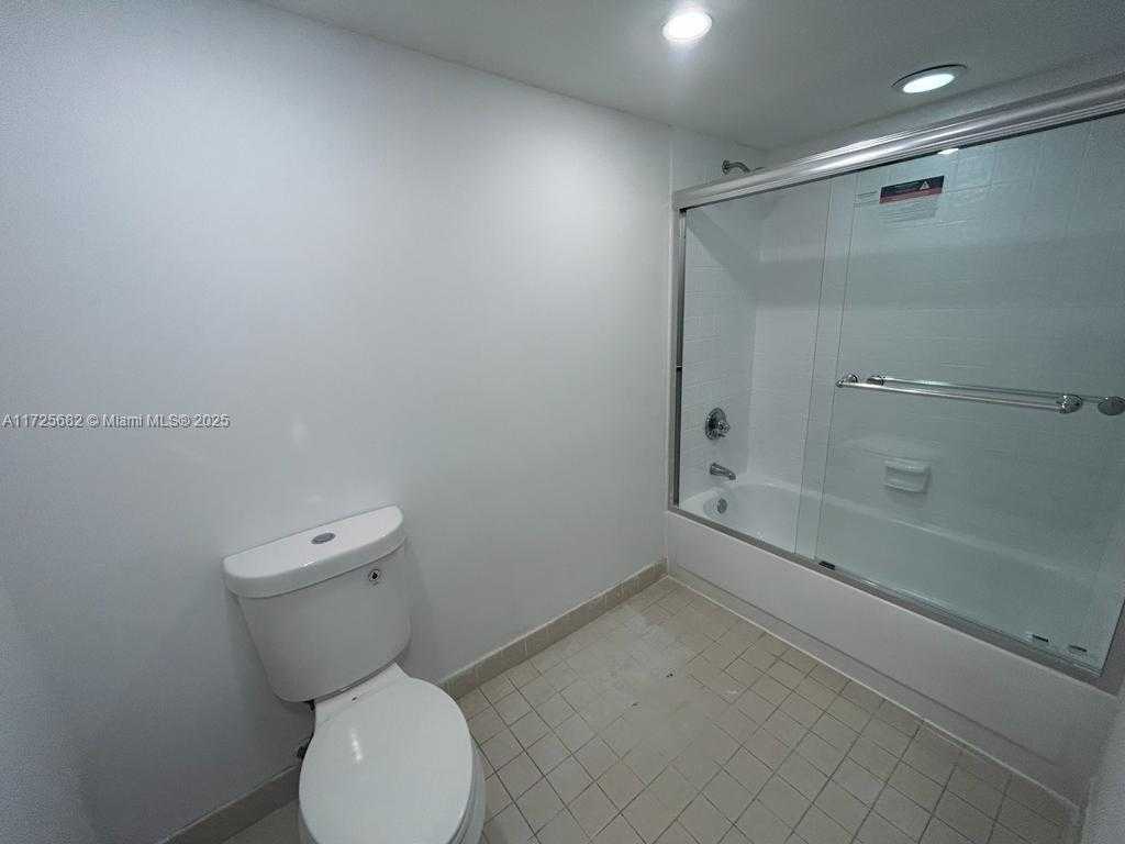 Small Image of 4301 COLLINS AVE #208, Miami Beach Number 24